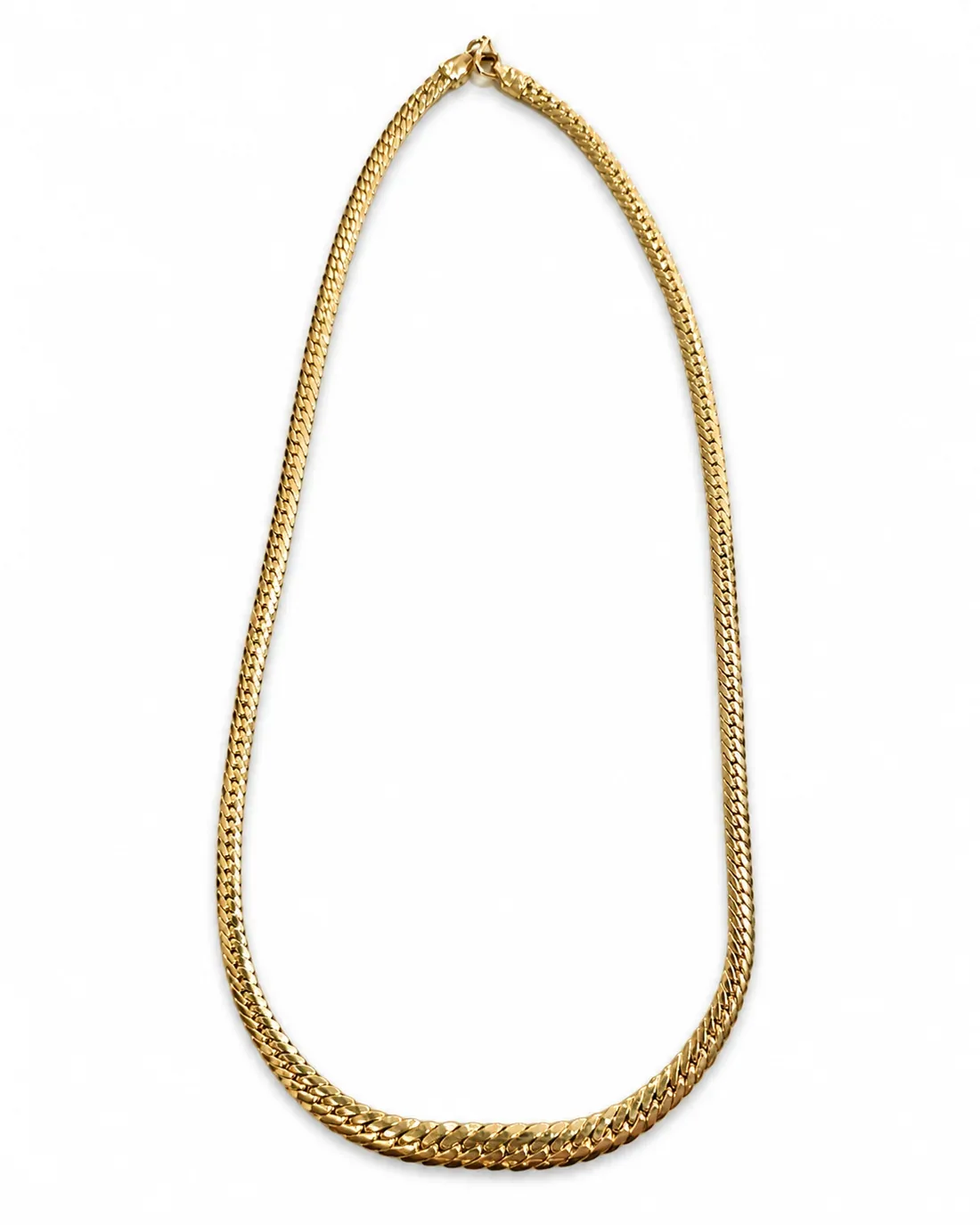 Collar Radko de oro amarillo 18 kilates con eslabón degradé escalonado sobre el escote
